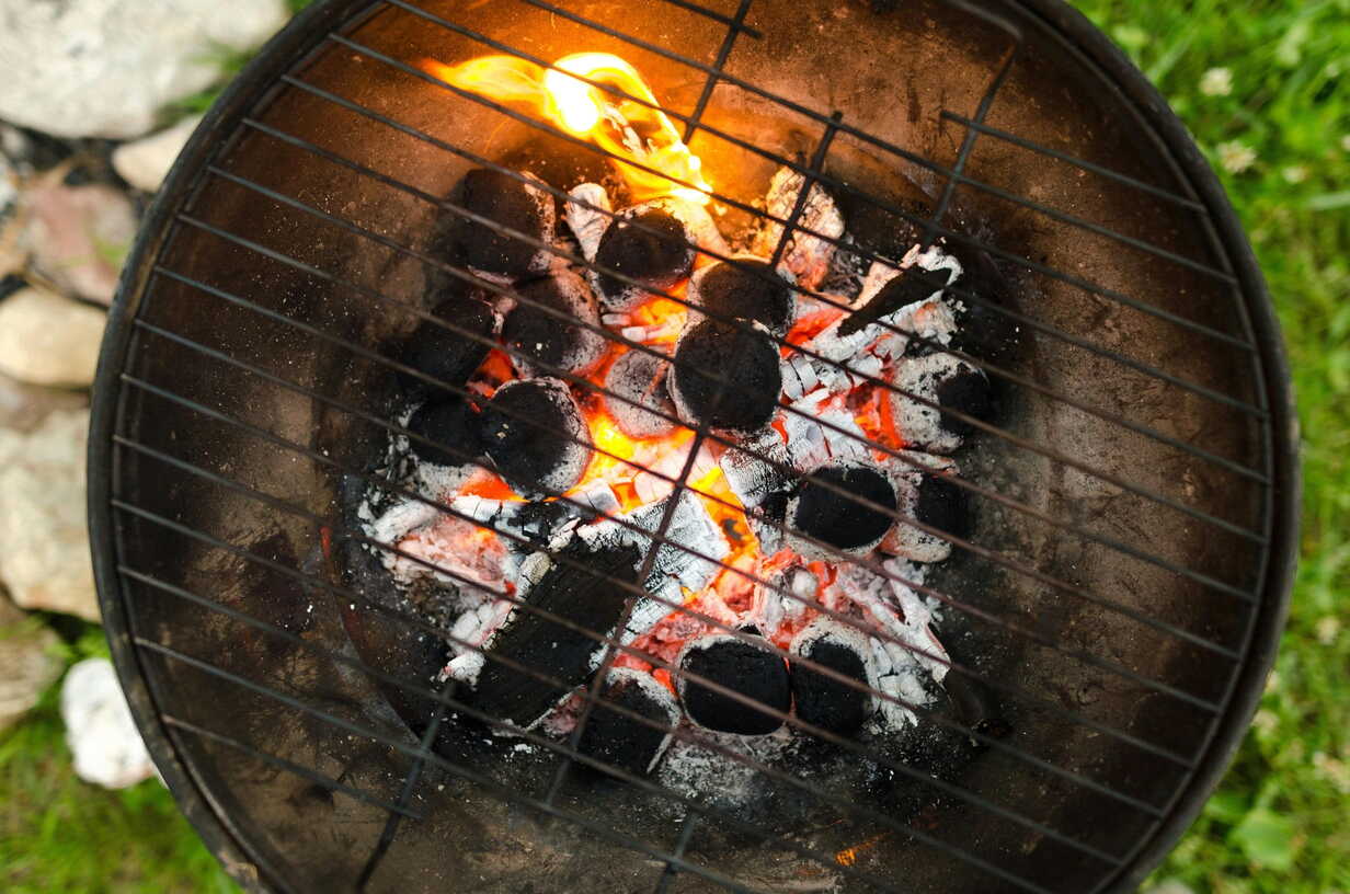 Brandende houtskolen in een barbecue