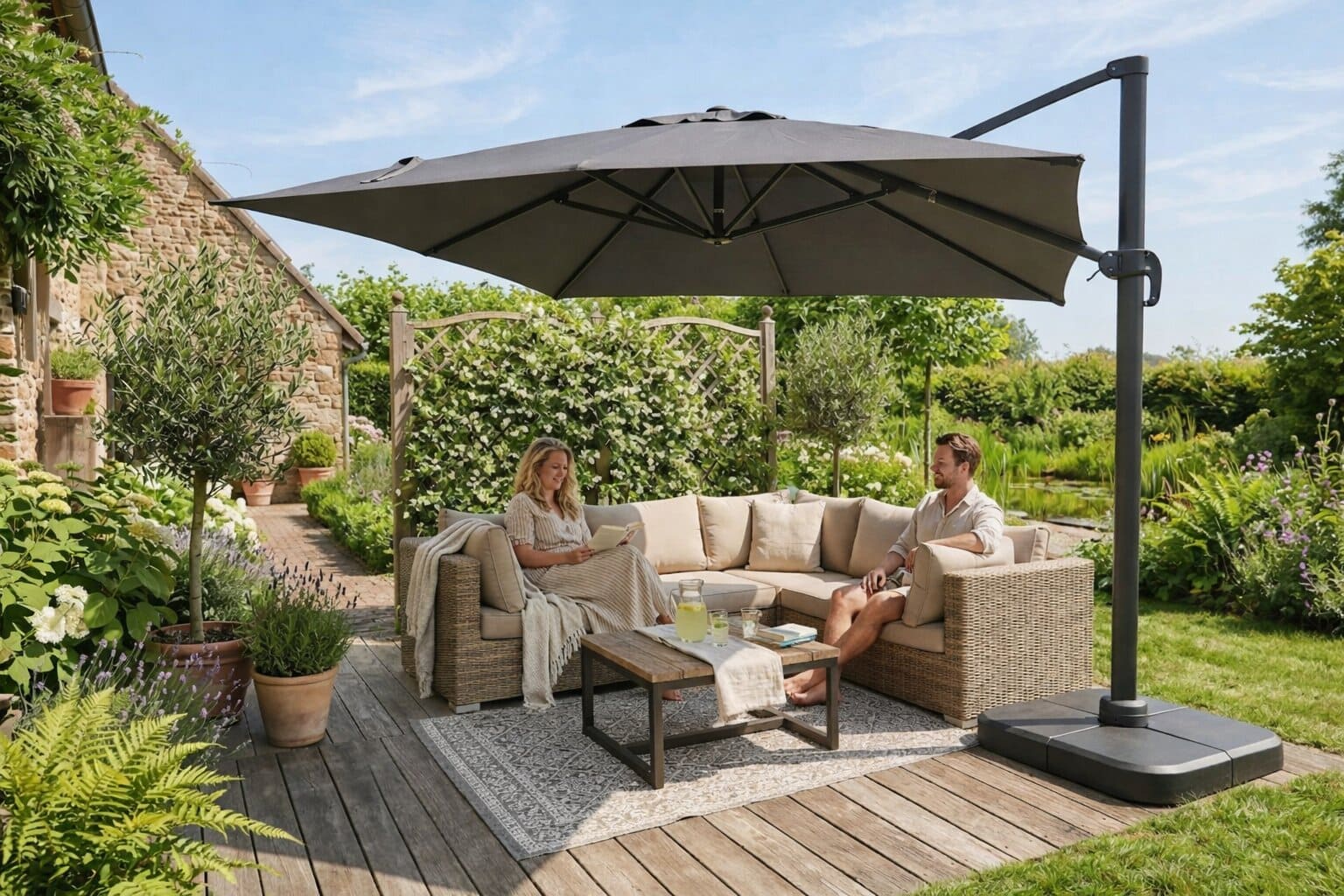 Sfeervolle tuin met loungeset onder een grote zweefparasol