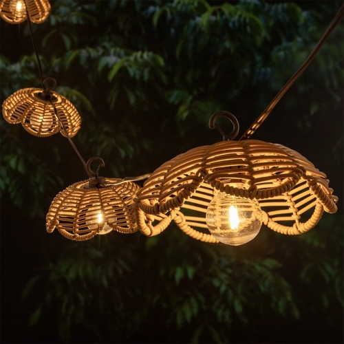 Sfeervol verlichtingssnoer in de tuin