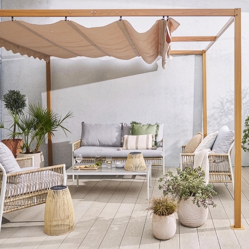 Gezellige zithoek in een achtertuin met een pergola